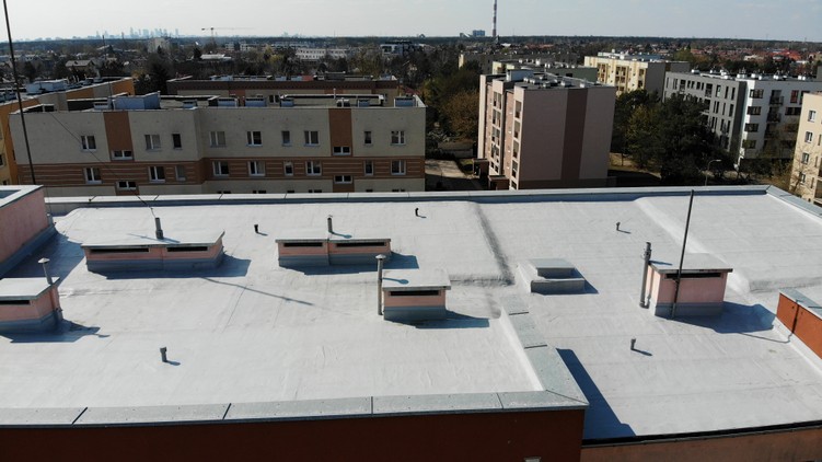 Dach z papy po kompleksowej renowacji w systemie Hyperdesmo