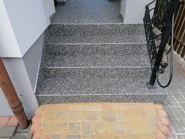 Kamienny dywan na schodach