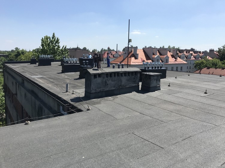 Dach kamienicy przed renowacją w systemie Hyperdesmo