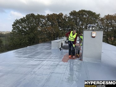 Aplikacja płynnej membrany poliuretanowej Hyperdesmo - system naprawy dachu z papy