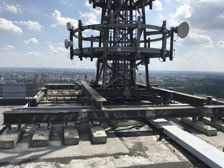 Dach wieżowca Oxford Tower przed renowacją w systemie Hyperdesmo Dach wieżowca Oxford Tower przed renowacją w systemie Hyperdesmo